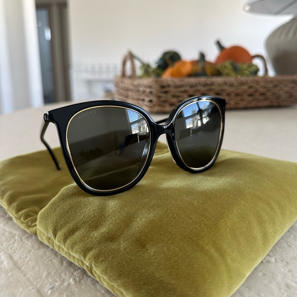 Gucci Sunglasses with Chain never been worn! - Picture 6 of 10